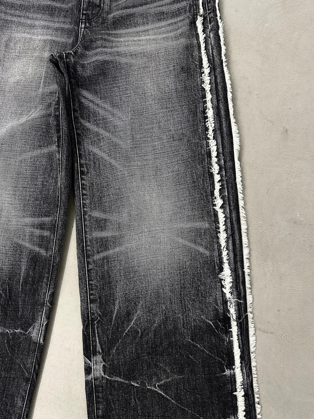 Lightning Washed Frayed Hem Jeans