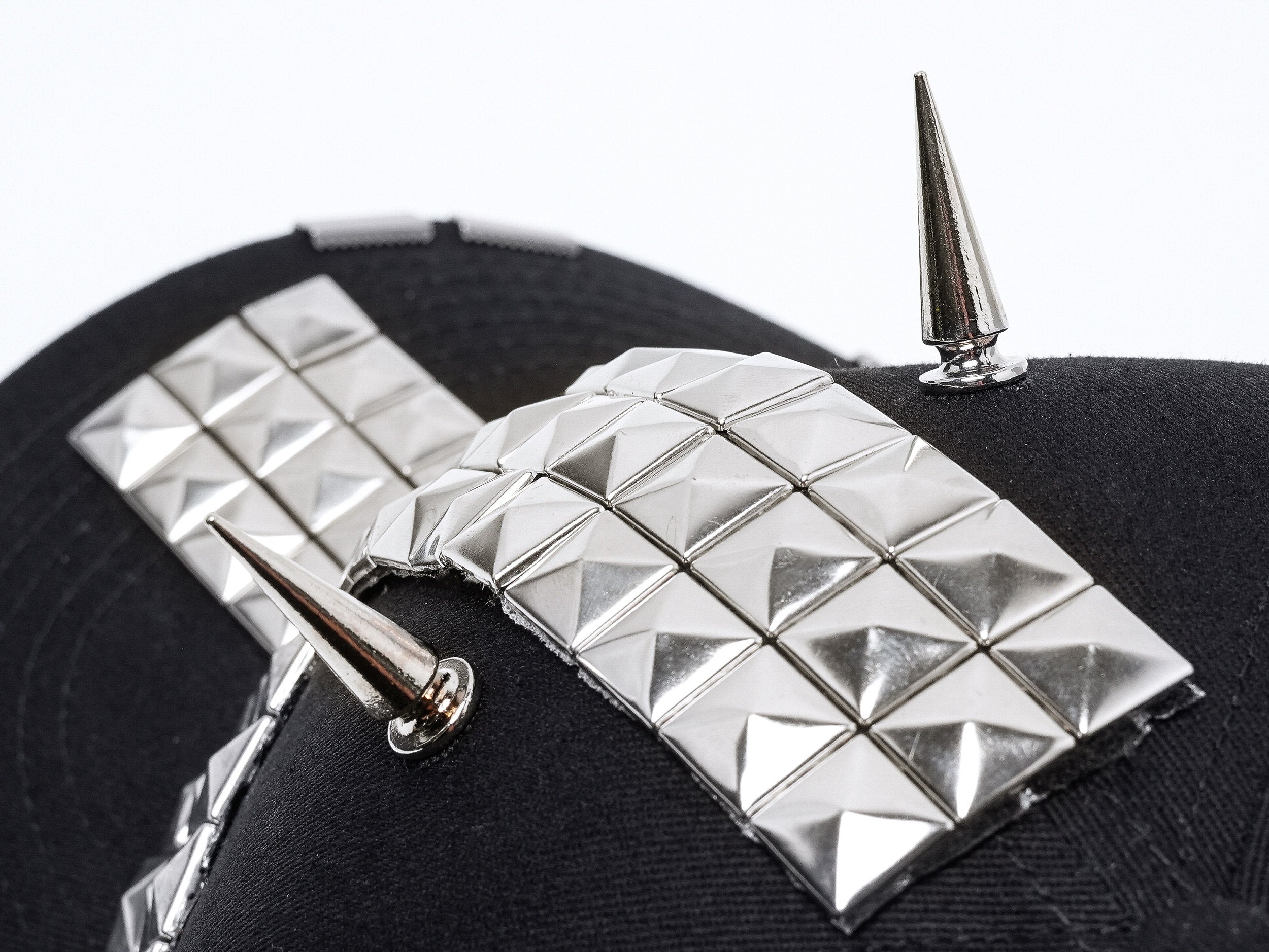 "RЖЯ" Rivet Curve Brim Cap