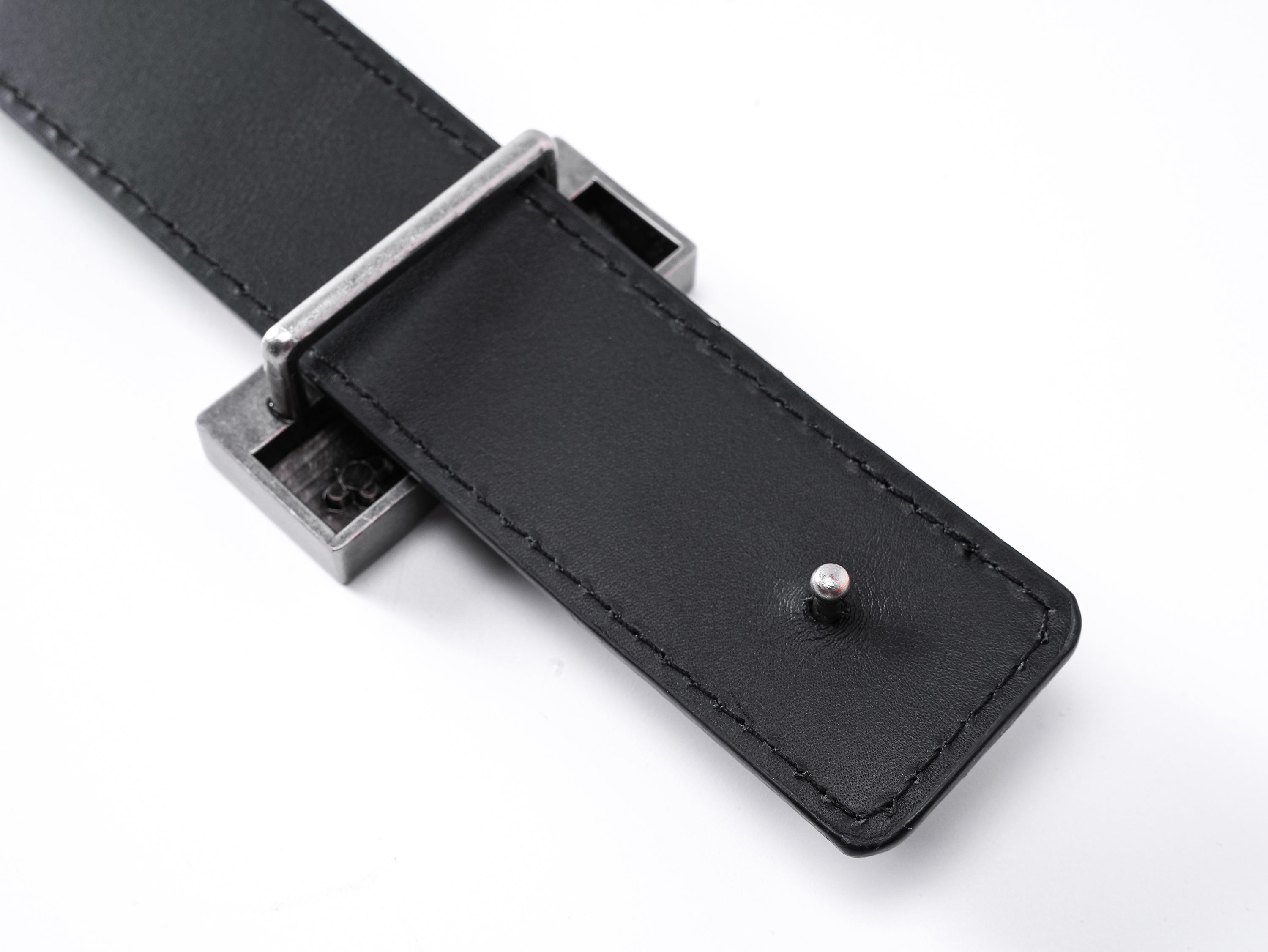 "╋" Cracked Leather Rivet Belt